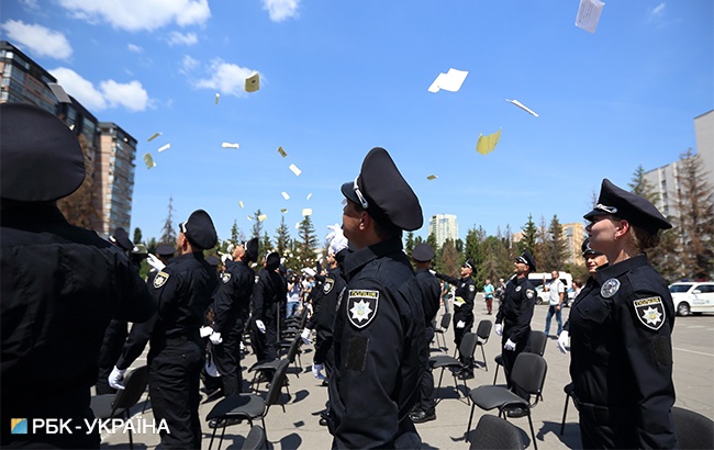 &quot;Стальная дисциплина&quot;: фоторепортаж с первого выпуска Академии патрульной полиции в Киеве